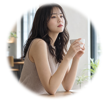 カフェでくつろぐ女性