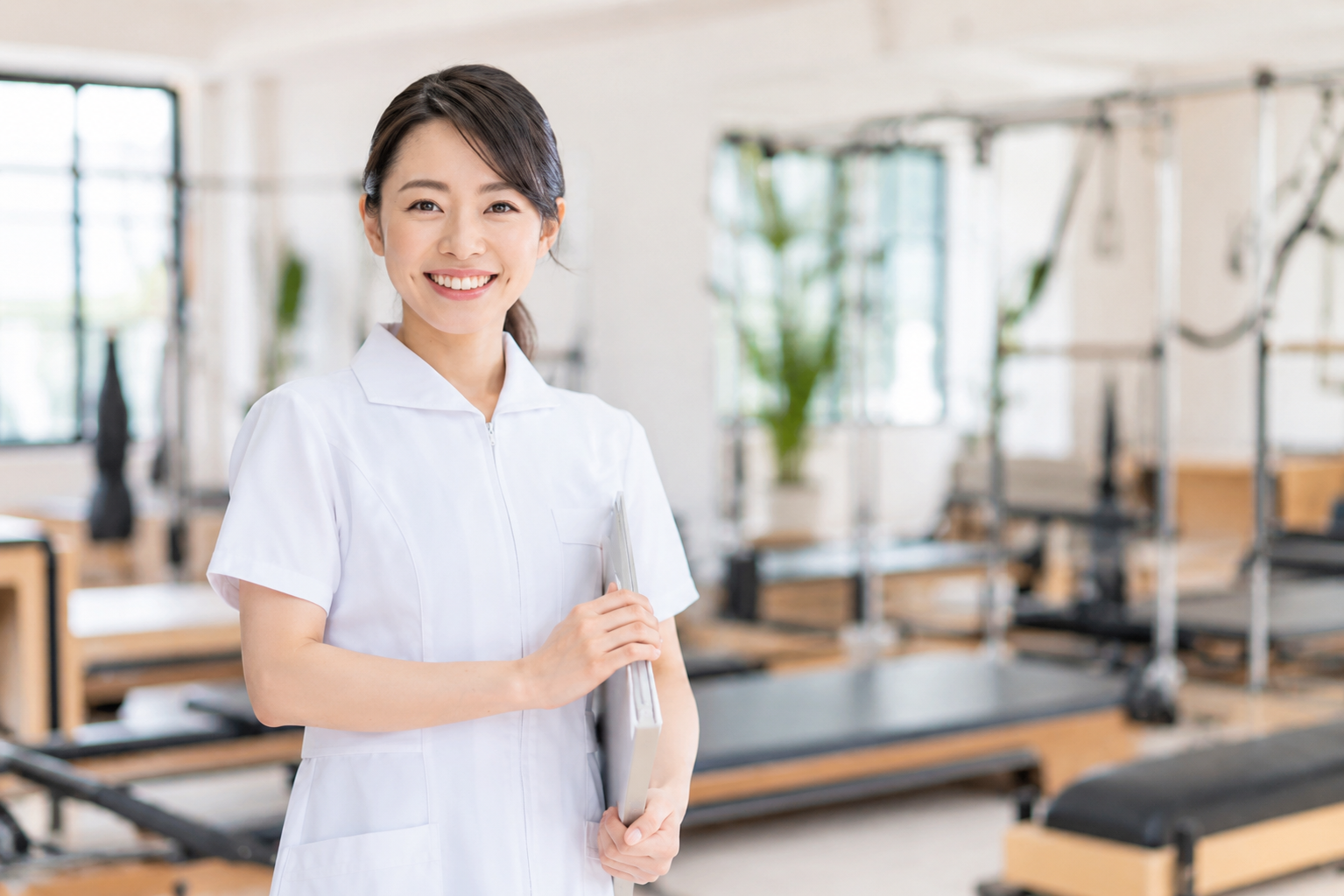 ファイルを手に微笑む看護師