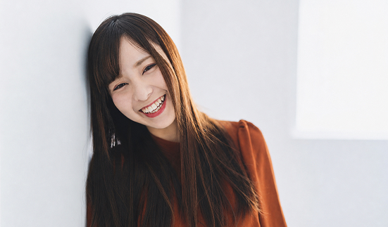 微笑む20代事務員の女性